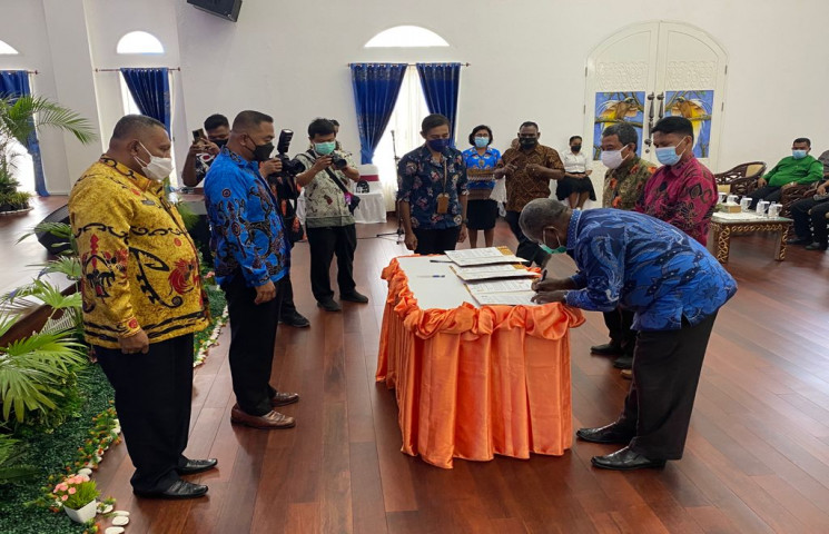 Pemprov Papua Salurkan Beasiswa Bagi 12 Perguruan Tinggi